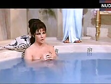 Elizabeth Taylor Hot Scene – Cleopatra