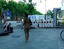 La Loca Nicole Desnuda En La Vía Pública