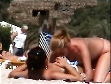 Deux Copines Topless Simulent De Baiser Sur La Plage