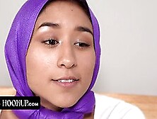 Horny Perv Peeps On Beauty Babe In Hijab Vanessa Vox