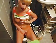 Blonde Tiener Masturberend Betrapt In Badkamer