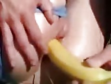 Duas Jovens Com Bananas