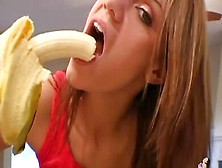 Une Jolie Teen Mange Une Banane.
