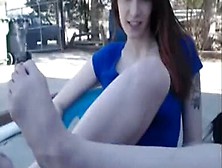 Geile Schülerin Masturbiert Draußen Vor Der Webcam